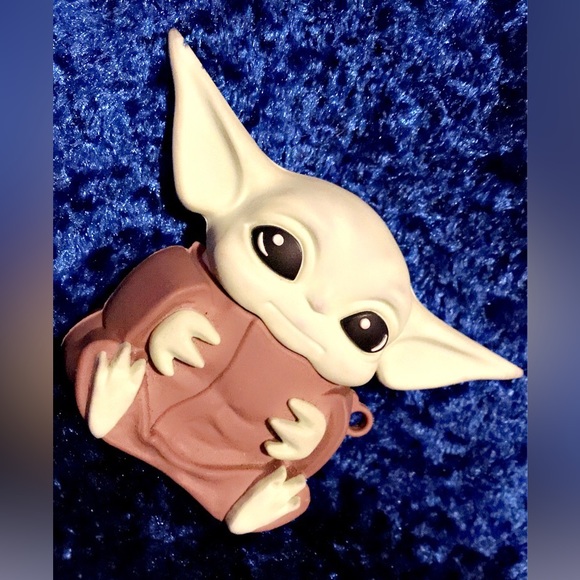 Baby Yoda AirPod case - Picture 2 of 4